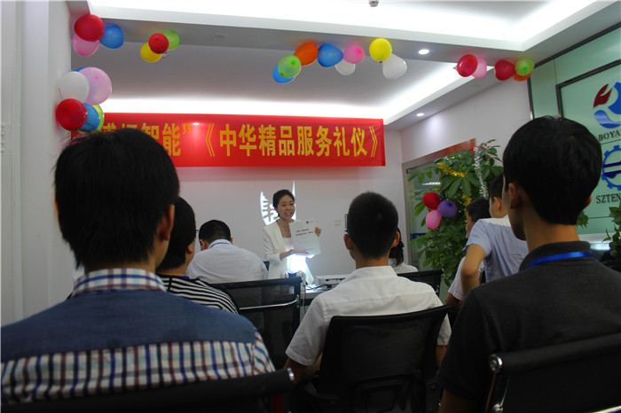 課程現(xiàn)場(chǎng)，學(xué)員們正在聚精會(huì)神的聽課